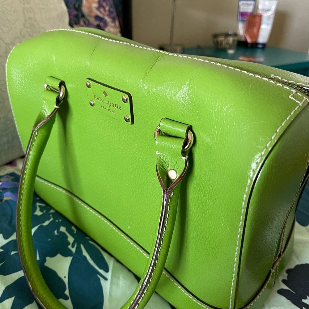 Like new Kate Spade bowlingstyle purse w/structure